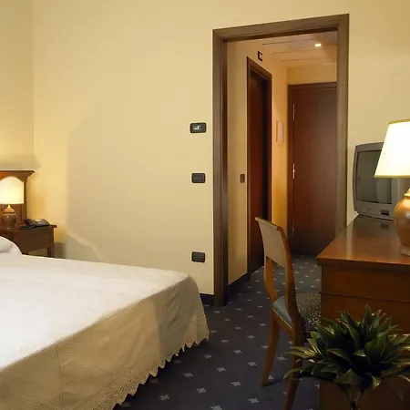 فندق Montalbano Hotel 4*